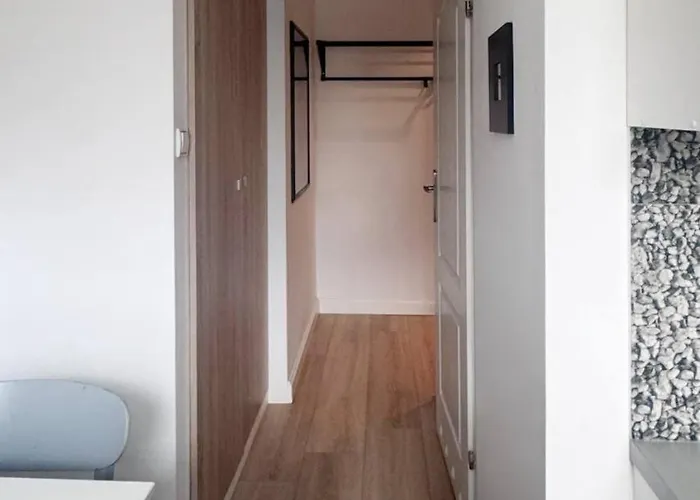 Metro Wiezbno Mokotow 公寓